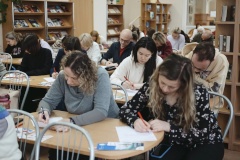 В библиотеках Калининского района более 160 петербуржцев написали юбилейный Тотальный диктант