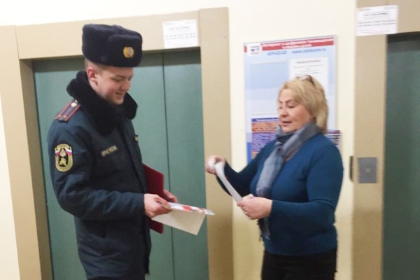 Во Фрунзенском районе сотрудники инспекторы Отдела надзорной деятельности проводят профилактическую работу с жителями