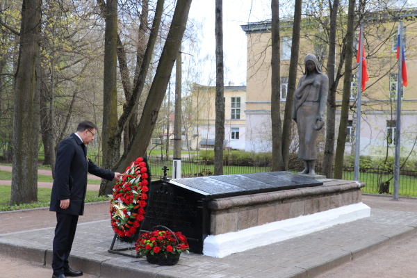 В Пушкинском районе состоялись торжественно-траурные мероприятия у военных мемориалов
