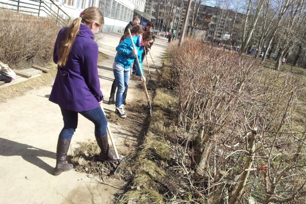 Лицей № 299 присоединился к весеннему месячнику по благоустройству