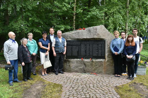 На Мемориальном воинском кладбище состоялось возложение цветов к памятному знаку «Примиренные смертью взывают к миру».