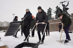 К десанту по очистке снега у Монумента героическим защитникам Ленинграда присоединились школьники
