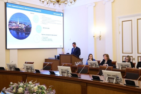 Врио главы администрации Петроградского района Александр Петухов выступил с докладом на рабочем совещании губернатора Санкт‑Петербурга Александра Беглова