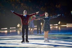 Фигуристы и артисты выступили в Ледовом дворце в честь Дня Победы