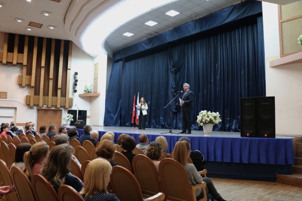 18 марта в актовом зале администрации Красносельского района состоялось праздничное мероприятие, посвященное Дню работника бытового обслуживания населения и жилищно-коммунального хозяйства.