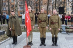 У памятника Ленинградскому ополченцу во дворе школы № 274 состоялась акция «Живая цепь памяти».