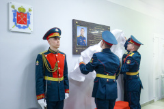 Александр Беглов принял участие в торжественной церемонии открытия памятной доски первому командиру Ленинградского полка полковнику Евгению Александровичу Вашунину в школе № 16
