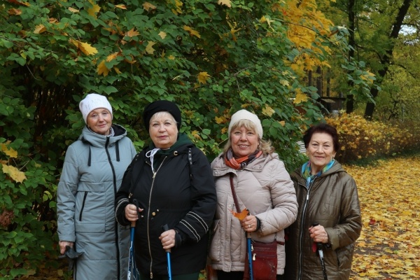 Посетители дневного отделения КЦСОН Петроградского района провели осеннюю прогулку в парке