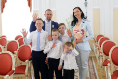 Многодетные семьи Калининского района могут получить удостоверение единого образца