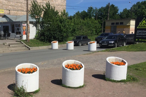 В Невском районе продолжаются работы по покраске малых архитектурных форм