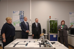 Александр Беглов и Николай Патрушев ознакомились с работой инженерных классов в лицее №211