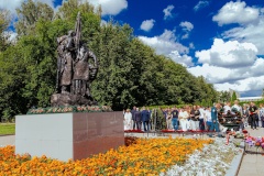 На Большеохтинском кладбище у Мемориала советским воинам и жителям Ленинграда, погибшим в годы Великой Отечественной войны, состоялась торжественно-траурная церемония возложения венков и цветов, посвящённая 81-летию со дня окончания Ленинградской битвы
