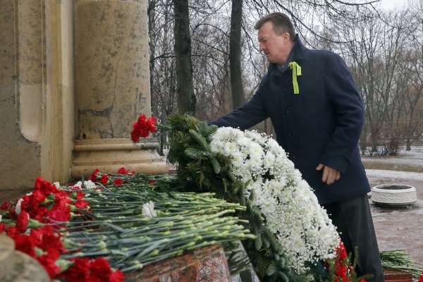 Торжественно-траурная церемония возложения цветов в Московском парке Победы