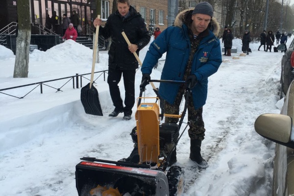 Константин Серов принял участие в уборке снега на социальных объектах района