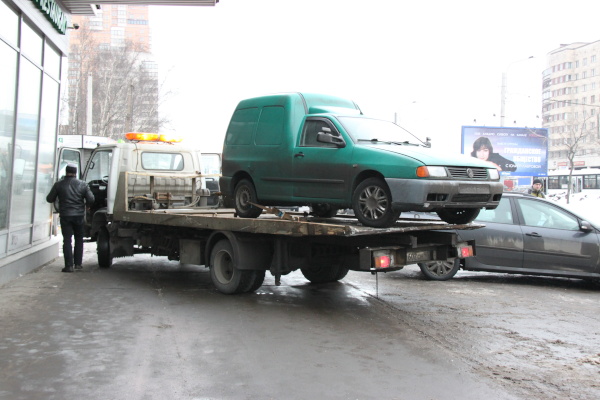 В Купчино коммунальные службы провели уборку улиц с эвакуацией нарушителей правил парковки