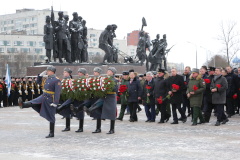 К Монументу героическим защитникам Ленинграда возложили цветы