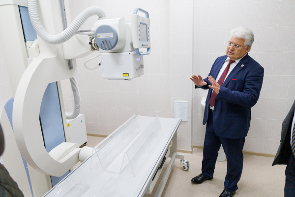 День ветеринарного работника профессиональное сообщество Петербурга отметило на площадке реконструированной ветклиники в Ломоносове