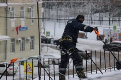 Уборка кровель от снега и чистка крыш, водостоков и козырьков от наледи - работа для альпинистов Курортного района регулярная