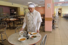 Администрация Петродворцового района провела проверку качества питания в городском лагере «Радуга» на базе лицея № 419