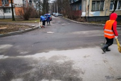 Коммунальные службы Фрунзенского района вывезли более 30 брошенных елочных базаров