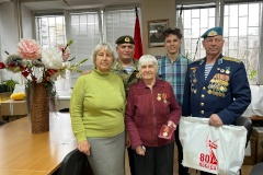 На вручение медали к 80-летию Победы блокаднице из Кировского района приехали ее родственники из Европы