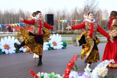 Красавица "Стрельнинская бухта" встретила весну в семейном кругу