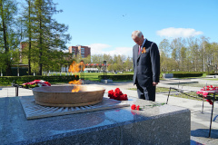 Глава Приморского района возложил цветы к мемориалу на Серафимовском кладбище