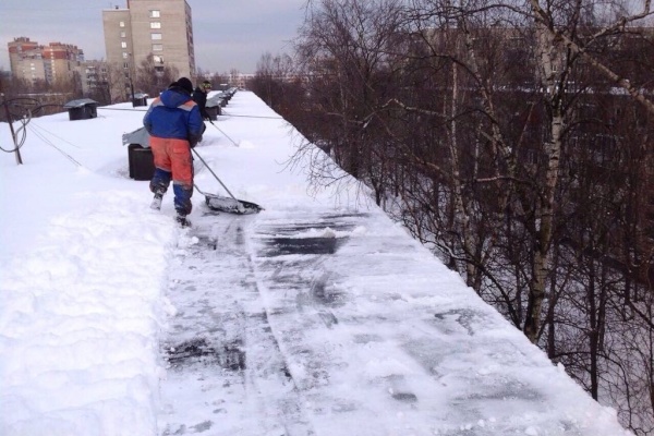 Уборка снега во Фрунзенском районе - в ежедневном режиме