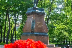 В Кронштадте возложили цветы к памятнику Петра I