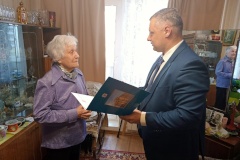 Заместитель главы администрации Николай Платонов поздравил с 96-летием Чаврину Зинаиду Сергеевну
