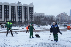 Более 450 дворников сегодня очищали Московский район от снега