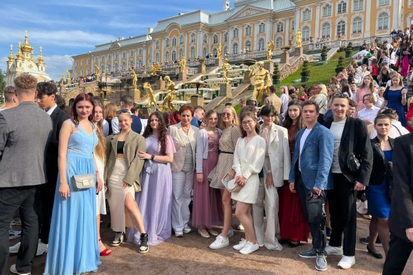 Лучшие выпускники Выборгского района побывали на балу в Петергофе!