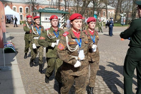 «Эстафета Памяти — Почетный караул»: юные участники почетных караулов соревнуются в несении службы