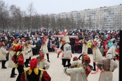 В Калининском районе проводили Масленицу