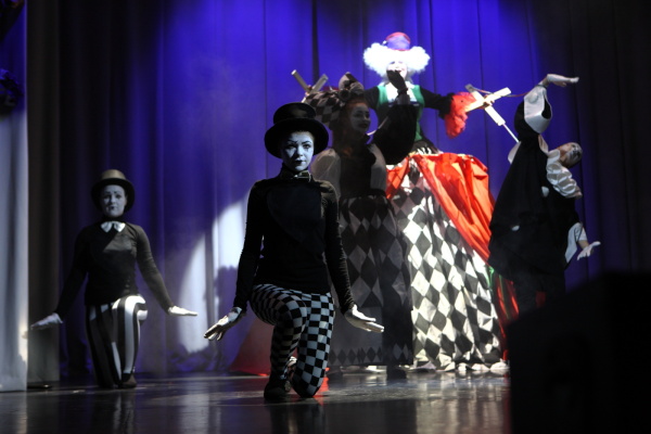 Год театра в Петродворцовом районе закрыли фееричным представлением