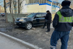 Петербуржцам выписали штрафы за нарушение правил парковки во дворах