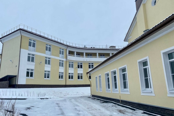 Проверка хода реконструкции главного корпуса Психоневрологического интерната №4 в Пушкине