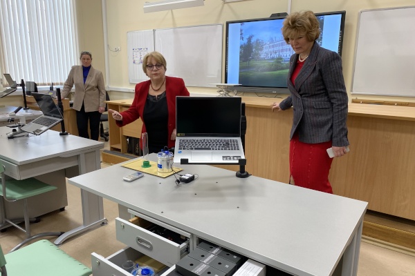 Ирина Потехина посетила школу 77 с углубленным изучением химии в Петроградском районе и гимназию 613 Приморского района