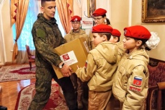 Жители Полюстрово и члены юнармейцев отряда «Красная гвардия» отправили на фронт посылки