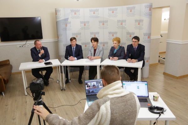 О помощи пациентам с коронавирусом рассказали на прямой линии