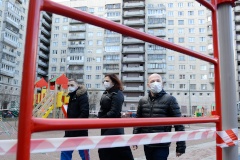 Глава района проверил детские площадки, парадные и магазины