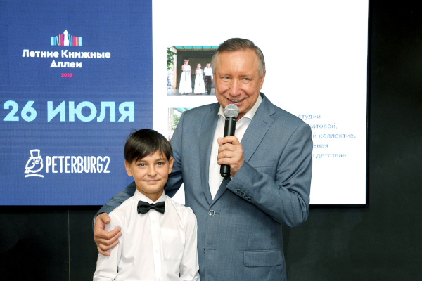 Александр Беглов посетил «Книжные аллеи» на Малой Конюшенной улице
