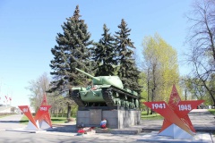 В канун 81-й годовщины Великой Победы у всех знаковых памятных мест Кировского района прошли церемонии возложения цветов