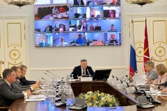 Перевозка организованных групп детей в летний период, безопасность движения пешеходов и содержание автомобильных дорог: в Смольном обсудили безопасность дорожного движения