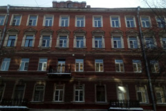 Кровли домов Адмиралтейского района продолжают чистить от снега и наледи: работы идут в плановом режиме
