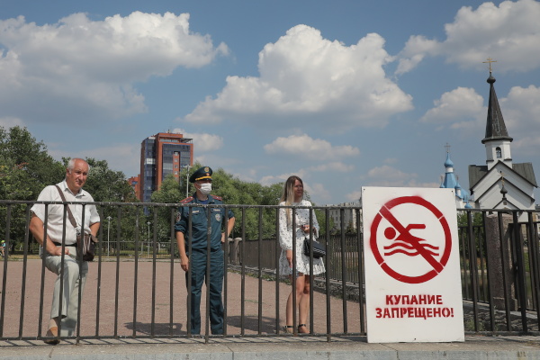 Отдыхающим напомнили: купаться в прудах запрещено