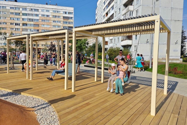 Еще один двор в Петродворцовом районе превратился в комфортное пространство для семейного отдыха