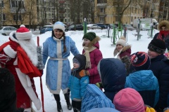 Дед Мороз ждет на спортплощадке