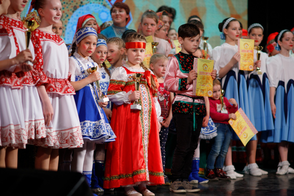 Сохраняя традиции: фестиваль фольклора и ремесел в Ломоносовском доме культуры