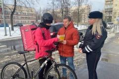 В Калининском напомнили правила безопасности на дороге